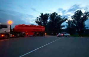 «Лада» столкнулась с бензовозом около Маймы, пострадали два человека