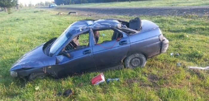 «Лада» с пассажирами опрокинулась на Семинском перевале, водитель скрылся с места ДТП