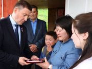 Андрей Турчак передал Орден Мужества семье погибшего бойца