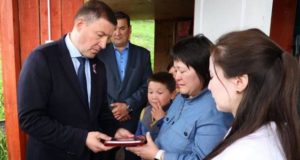 Андрей Турчак вручил Орден Мужества семье погибшего бойца Андрей Турчак передал Орден Мужества семье погибшего бойца