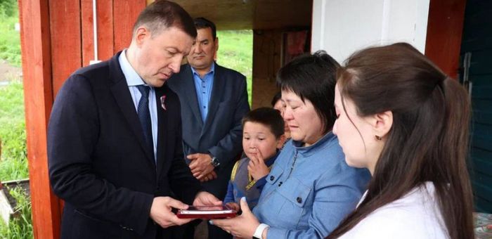 Андрей Турчак вручил Орден Мужества семье погибшего бойца