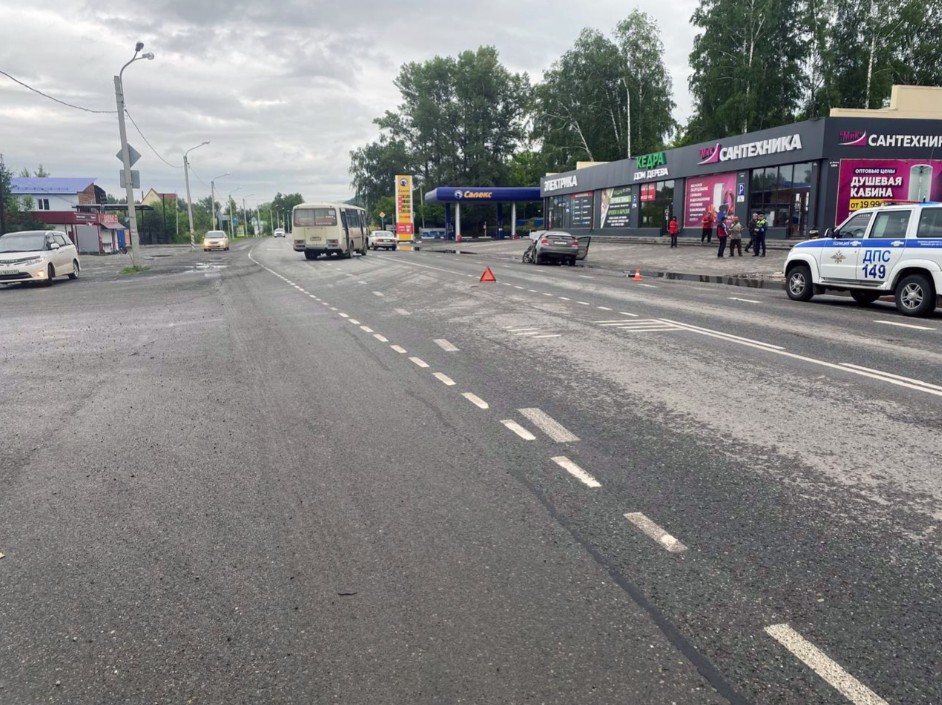 «Тойота» столкнулась с автобусом в Майме, пострадал водитель легковушки