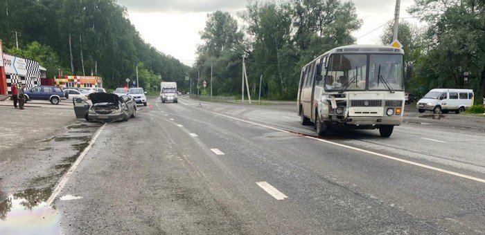 «Тойота» столкнулась с автобусом в Майме, пострадал водитель легковушки