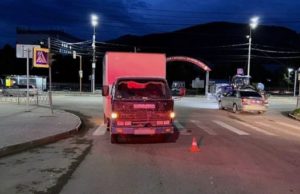 В Горно-Алтайске грузовик сбил на «зебре» двух женщин В Горно-Алтайске грузовик сбил на «зебре» двух женщин