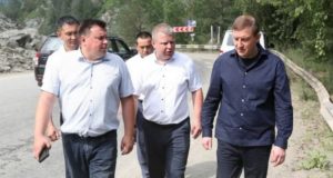 Андрей Турчак проверил ход ремонта дороги от Усть-Семы до Чемала