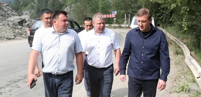 Андрей Турчак проверил ход ремонта Чемальского тракта