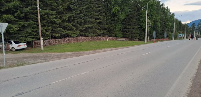 В Усть-Коксе женщина на «Тойоте» протаранила забор и врезалась в дерево 
