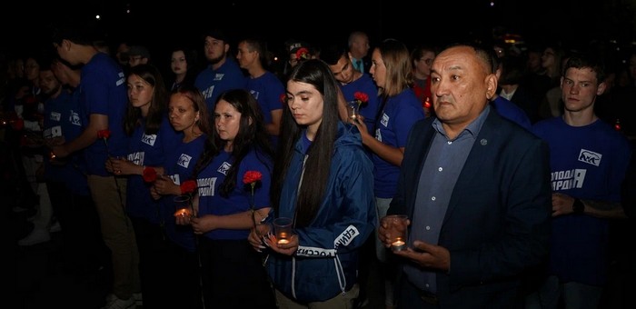 В День памяти и скорби в Горно-Алтайске зажглись сотни свечей