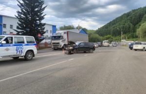 В Майме мотоциклист без прав столкнулся с легковым и грузовым автомобилями