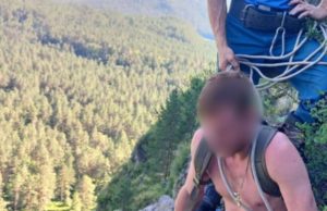 Сотрудники МЧС спасли ещё одного скалолаза