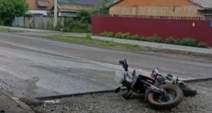Мотоцикл опрокинулся прямо на дороге в Горно-Алтайске