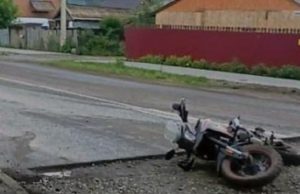 Мотоцикл опрокинулся прямо на дороге в Горно-Алтайске Мотоцикл опрокинулся прямо на дороге в Горно-Алтайске