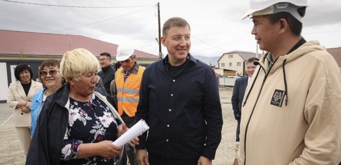 Жители Кош-Агача поблагодарили Андрея Турчака за строительство долгожданного спортзала