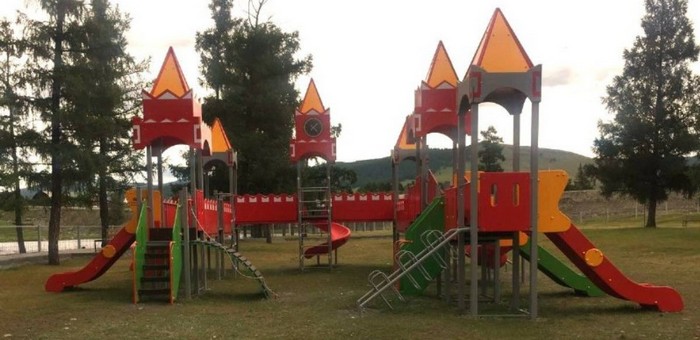 Сквер с игровым комплексом и спортплощадкой открыли в Улагане
