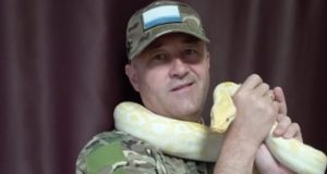 Военнослужащий с Алтая взял на спецоперацию домашнего питона Боец с Алтая взял на СВО домашнего питона