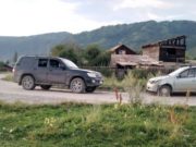 «Крузер» и «Рено» не смогли разъехаться в Усть-Коксе, пострадала девушка-пассажир