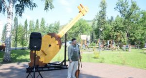 Огромный топшуур появился в центральном сквере Горно-Алтайска Огромный топшуур появился в центральном сквере Горно-Алтайска
