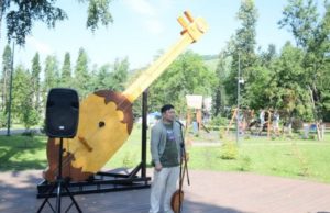 Огромный топшуур появился в центральном сквере Горно-Алтайска Огромный топшуур появился в центральном сквере Горно-Алтайска