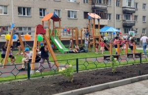 В Горно-Алтайске открыли обновленный двор многоквартирного дома на Чорос-Гуркина В Горно-Алтайске открыли обновленный двор многоквартирного дома на Чорос-Гуркина