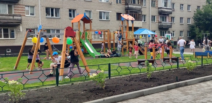В Горно-Алтайске открыли обновленный двор многоквартирного дома на Чорос-Гуркина