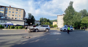 «Ока» столкнулась с «Крузером» в Горно-Алтайске «Ока» столкнулась с «Крузером» в Горно-Алтайске