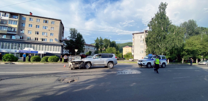 «Ока» столкнулась с «Крузером» в Горно-Алтайске