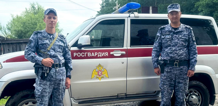 На Алтае росгвардейцы помогли женщине, которой стало плохо за рулем