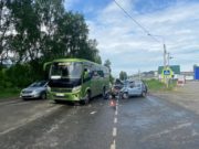 Два автомобиля и автобус столкнулись в Майме, серьезно пострадал один из водителей