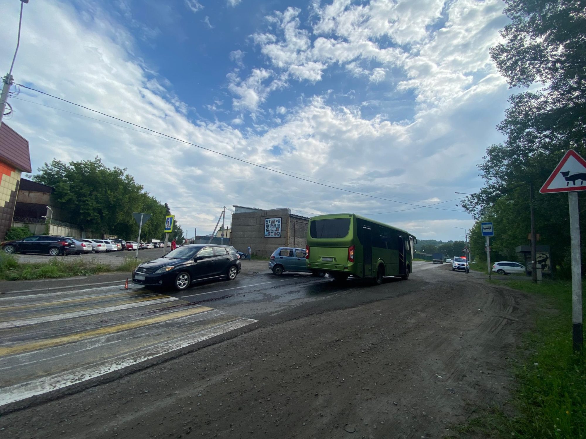 Два автомобиля и автобус столкнулись в Майме, серьезно пострадал один из водителей 