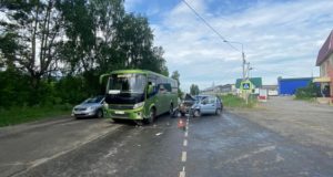 Два автомобиля и автобус столкнулись в Майме, серьезно пострадал один из водителей