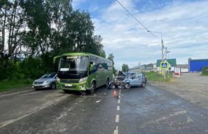 Два автомобиля и автобус столкнулись в Майме, серьезно пострадал один из водителей Два автомобиля и автобус столкнулись в Майме, серьезно пострадал один из водителей