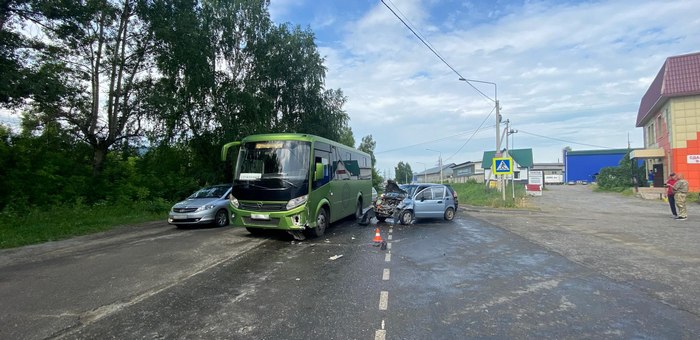 Два автомобиля и автобус столкнулись в Майме, серьезно пострадал один из водителей