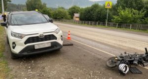 Подросток на электроскутере разогнался и врезался в открытую дверь иномарки Подросток на электроскутере разогнался и врезался в открытую дверь иномарки