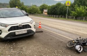Подросток на электроскутере разогнался и врезался в открытую дверь иномарки Подросток на электроскутере разогнался и врезался в открытую дверь иномарки
