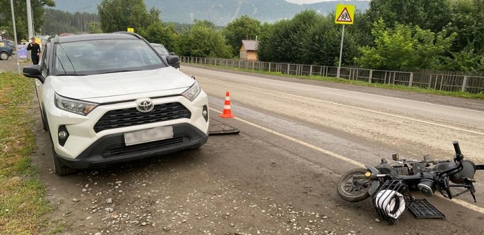 Подросток на электроскутере разогнался и врезался в открытую дверь иномарки