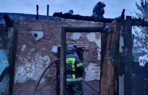 Четырехквартирный дом сгорел в Горно-Алтайске Четырехквартирный дом сгорел в Горно-Алтайске