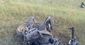 Нетрезвый мотоциклист врезался в столб, погибла женщина