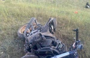 Нетрезвый мотоциклист врезался в столб, погибла женщина