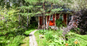 Сельчанин накопил долг по коммуналке и едва не лишился земельного участка