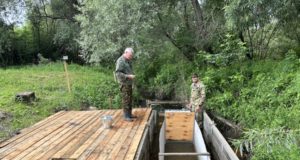 Курорт «Манжерок» выпустил в сибирские реки десятки тысяч мальков