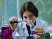 Кто будет ракеты делать, товарищи? Студентка естественно-географического факультета Арина Шутова в учебной лаборатории физической химии