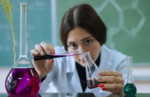 Кто будет ракеты делать, товарищи? Студентка естественно-географического факультета Арина Шутова в учебной лаборатории физической химии