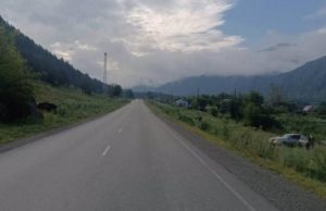 Иномарка слетела в кювет и опрокинулась в Чепоше, водитель получила травму позвоночника Иномарка слетела в кювет и опрокинулась в Чепоше, водитель получила травму позвоночника