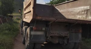 Подросток хотел запрыгнуть в кузов КАМАЗа и попал под колеса грузовика Подросток хотел запрыгнуть в кузов КАМАЗа и попал под колеса грузовика