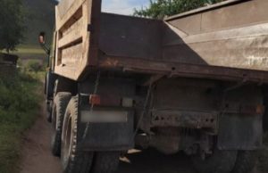Подросток хотел запрыгнуть в кузов КАМАЗа и попал под колеса грузовика Подросток хотел запрыгнуть в кузов КАМАЗа и попал под колеса грузовика