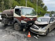 В столкновении грузовика и легковушки пострадали два человека