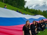 50-метровый флаг России подняли на гору Комсомольскую в Горно-Алтайске
