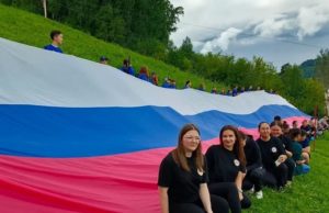 50-метровый флаг России подняли на гору Комсомольскую в Горно-Алтайске 50-метровый флаг России подняли на гору Комсомольскую в Горно-Алтайске