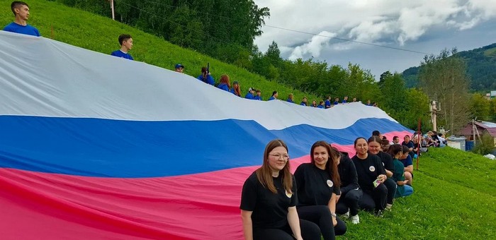 50-метровый флаг России подняли на гору Комсомольскую в Горно-Алтайске