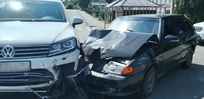 Volkswagen и «Лада» столкнулись в Горно-Алтайске. Отечественный автомобиль серьезно пострадал